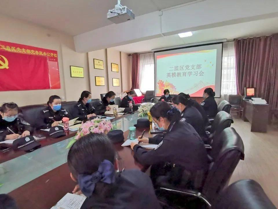郑州小伙手机落站台，里面有很多学习资料，监控显示被老人捡到